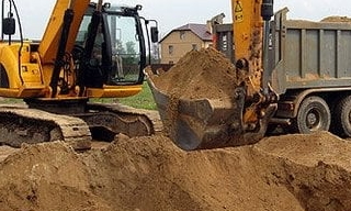 Выкопать яму экскаватором в Комсомольске-на-Амуре от 952 руб. - 2Землекопа-Кмс